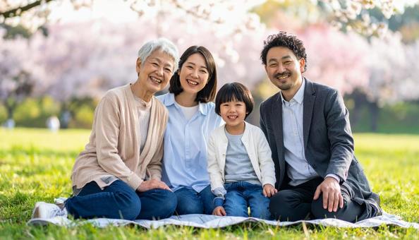 ピクニックする三世代の日本人家族 ピクニックする三世代の日本人家族の写真