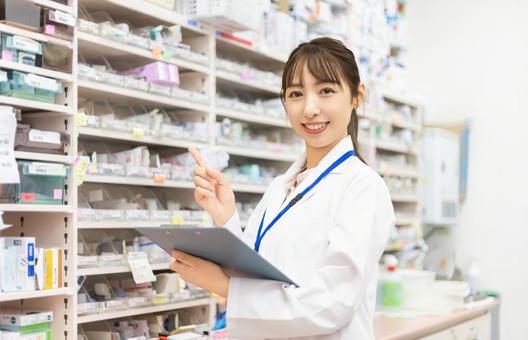 薬剤師・医療スタッフの女性 薬剤師・医療スタッフの女性 女性,薬剤師,薬局の写真素材