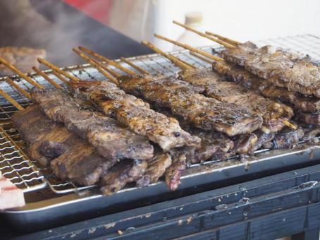 屋台で売っている肉串 屋台で売っている肉串 お祭り,祭り,祭の写真素材