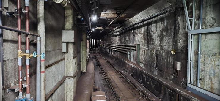 神戸市営地下鉄西神山手線新長田駅トンネル 神戸市営地下鉄,西神山手線,新長田駅の写真素材