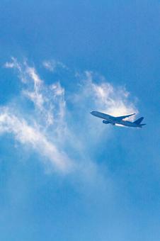 青空へ上昇する飛行機と白い雲 青空へ上昇する飛行機と白い雲 飛行機,空,青空の写真素材