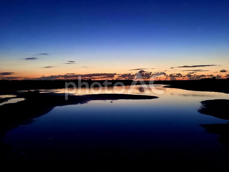 夕暮れの河口 夕焼け,sunset,サンセットの写真素材