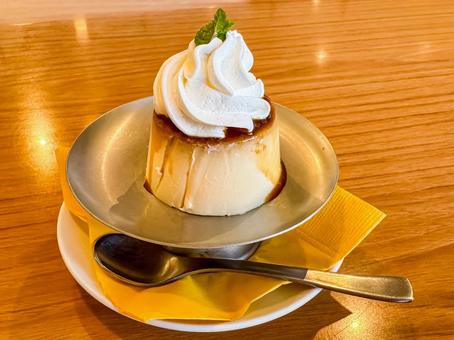 レトロな喫茶店の昔ながらの固めのプリン プリン,昭和,カラメンの写真素材