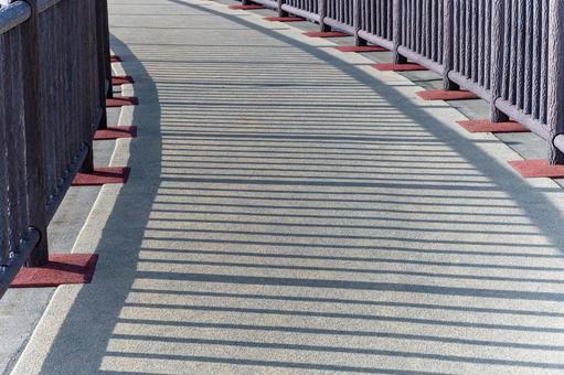 橋の手すりの影と舗装路面 橋の手すりの影と舗装路面 橋,手すり,影の写真素材