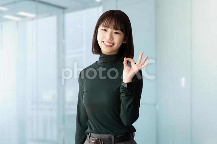 OKポーズをする笑顔のビジネスウーマン 女性,ok,笑顔の写真素材