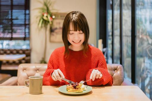 カフェでスイーツを食べる女性 女性,スイーツ,パンケーキの写真素材