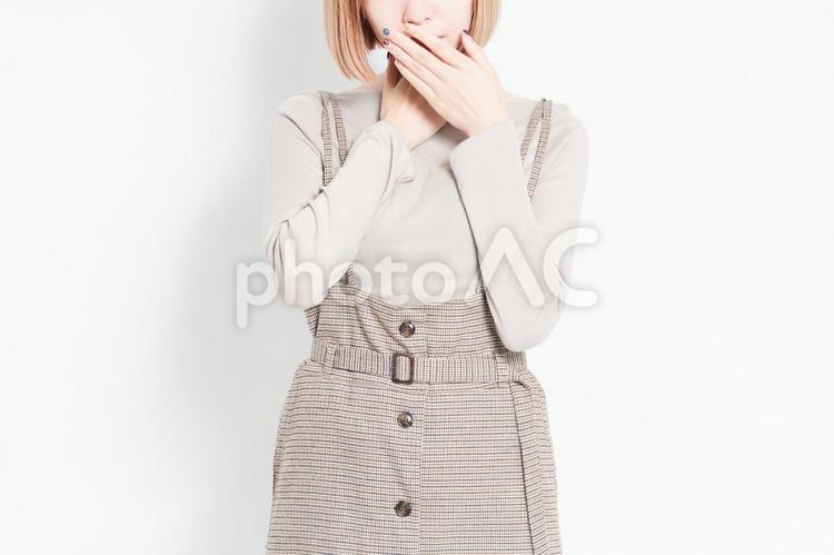 白背景の前に立って喉が痛いポーズをする若い女の子 喉,痛い,女の子の写真素材