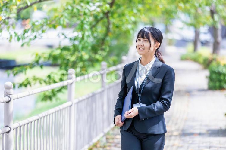 スーツで外回りをする女性　 リクルート,スーツ,女性の写真素材