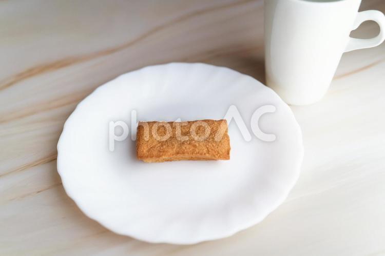 白皿に焼き菓子ひとつ③ 焼き菓子,スイーツ,白皿の写真素材