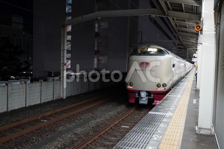 静岡駅を出発する寝台特急サンライズ出雲 サンライズ出雲,鉄道,静岡の写真素材