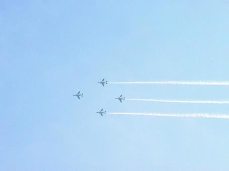 ブルーインパルス 空,風景,ブルーインパルスの写真素材