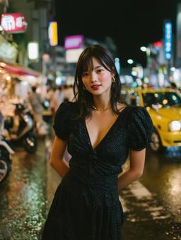 旅行先の夜を楽しむ黒いワンピースの女性 旅行先の夜を楽しむ黒いワンピースの女性の写真