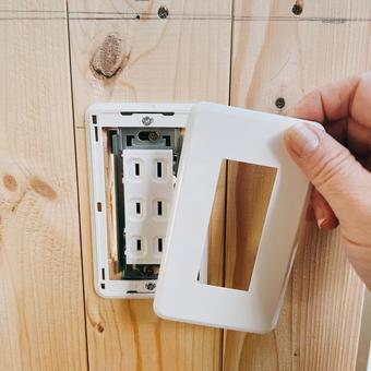 コンセントの取付 コンセント,電気,スイッチの写真素材