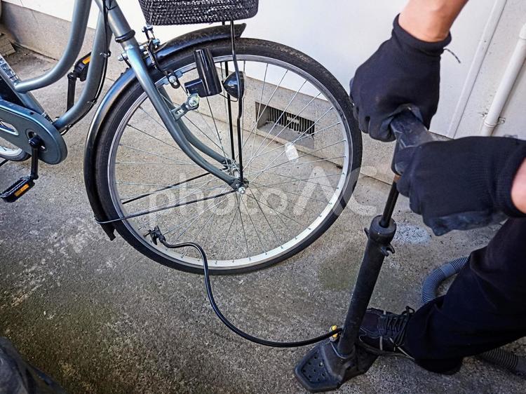 自転車の空気を入れる　前タイヤ 自転車,メンテナンス,ママチャリの写真素材