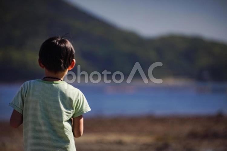 ※素材＞夏の観光地を散策する子供（五島） 子供,男性,人物の写真素材