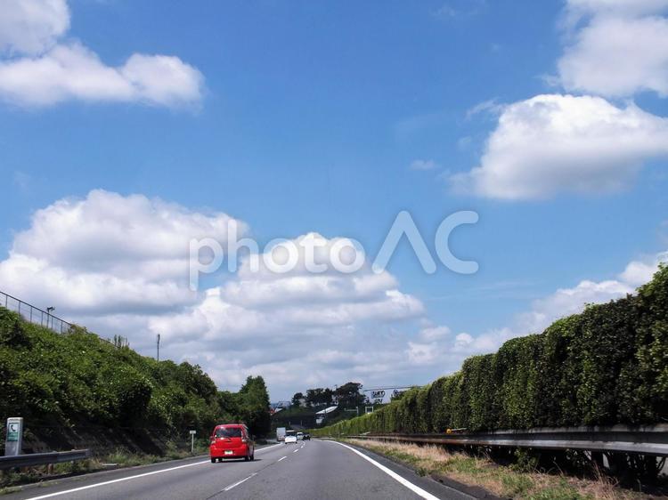 東名高速道路を走る赤い車と段々の雲 雲,赤い車,車の写真素材