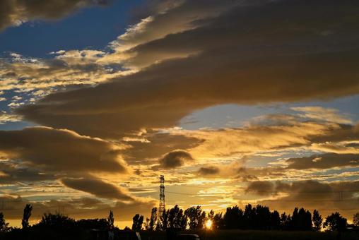 台風接近中の夕焼け 2025/7/14 台風接近中の夕焼け,夕暮れ,夕方の写真素材