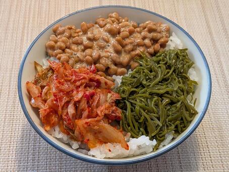 大雪前の昼食の納豆・めかぶ・キムチご飯 飯碗,納豆,めかぶの写真素材