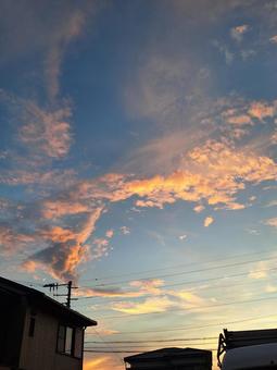 夕焼け空と屋根のある風景の写真