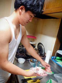 切られた肉を静寂に包み込む男性 男性,メンズ,屋内の写真素材