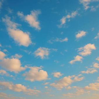 秋の青空と白い雲 秋の青空と白い雲の写真