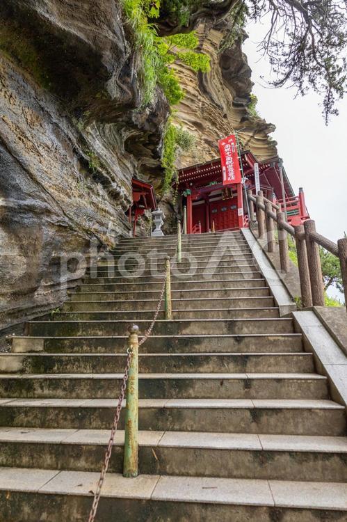 赤い本殿へ続く階段 崖観音,赤い,お寺の写真素材