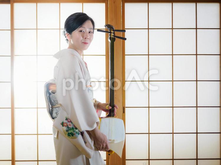 33：三味線と和服の女性 三味線,伝統芸能,和楽器の写真素材