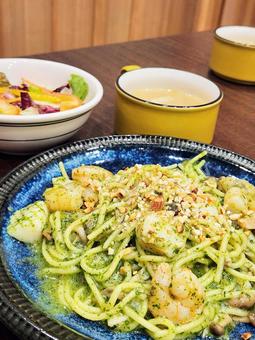 魚介のジェノベーゼ(スープとサラダあり) 魚介のジェノベーゼ(スープとサラダあり) パスタ,ジェノベーゼ,ホタテの写真素材