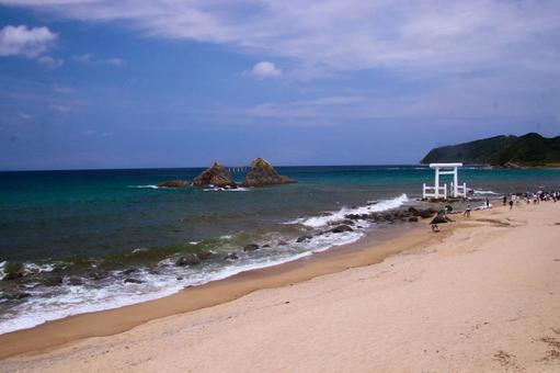 青い海に浮かぶ白い鳥居と夫婦岩 青い海に浮かぶ白い鳥居と夫婦岩の写真