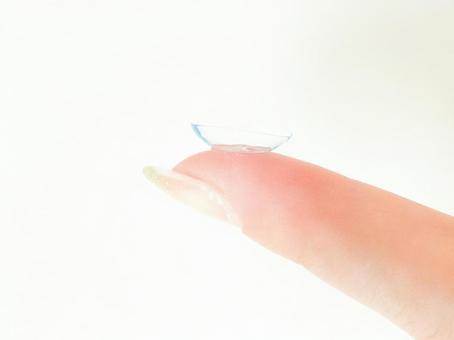 コンタクトレンズ コンタクトレンズ コンタクトレンズ,片目,指先の写真素材