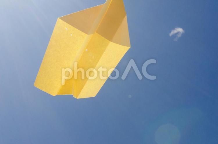 青空と紙飛行機28 紙飛行機,空,風景の写真素材