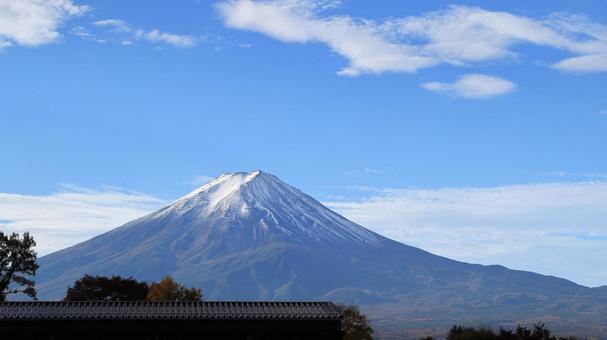河口湖市街地から見た11月の富士山 富士山,秋,冠雪の写真素材