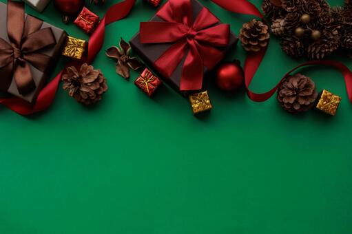 緑を背景にしたクリスマスのイメージ クリスマス,飾り,リースの写真素材