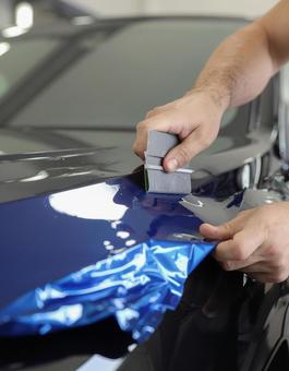 カーラッピング作業クローズアップ カーラッピング作業クローズアップの写真