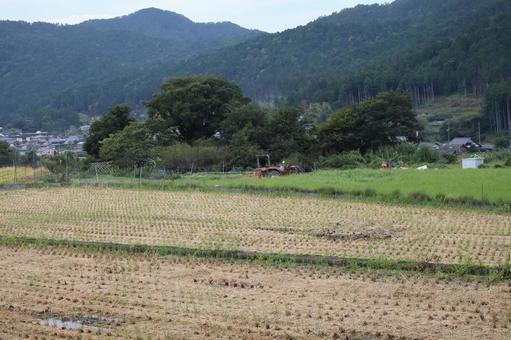 山村の稲刈りの終わった田んぼ 山村の稲刈りの終わった田んぼの写真