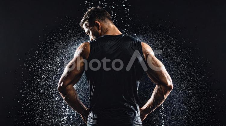水しぶきと男性02 男性,背中,水しぶきの写真素材