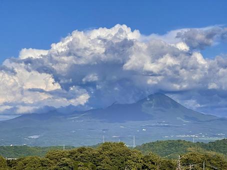 大山と雲のある青い空 大山と雲のある青い空の写真