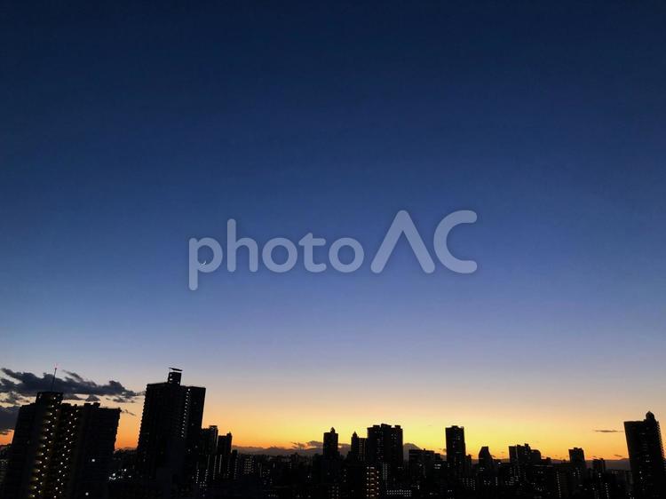 宵の空と薄い月1 都会的,埼玉,日本の写真素材