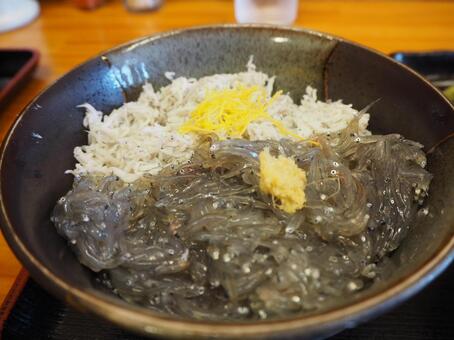 生&釜揚げしらす丼 しらす,生,釜揚げの写真素材