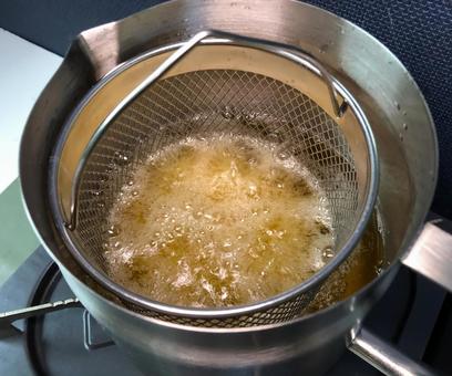 米油でバスケットを使って肉団子を揚げる 米油でバスケットを使って肉団子を揚げる フライ,油,フライヤーの写真素材