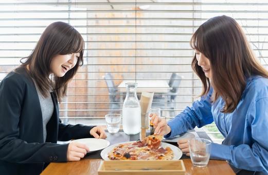 カフェでランチを食べる2人の女性 カフェでランチを食べる2人の女性 女性,ランチ,食事の写真素材