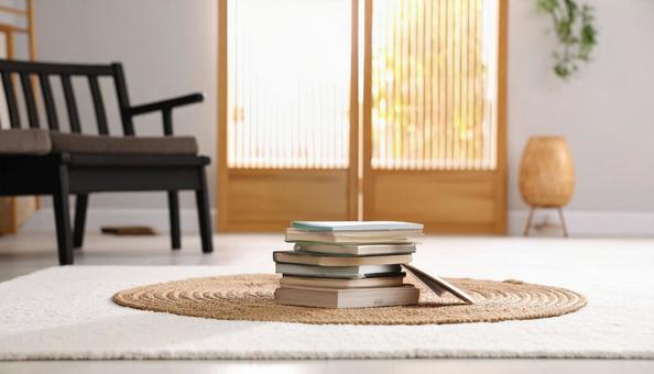 リビングに積んである本 リビングに積んである本の写真