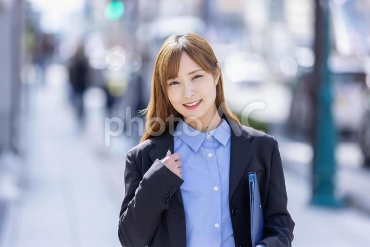書類を持った女性　Business	 女性,ビジネス,スーツの写真素材