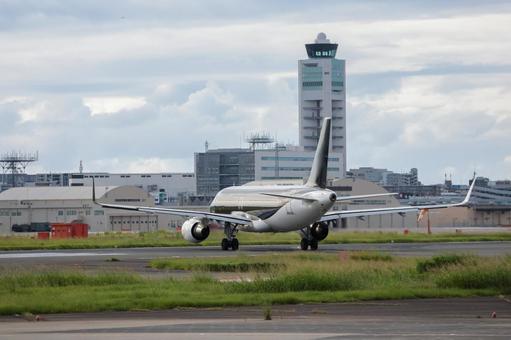 福岡空港と滑走路の夕方の風景の写真