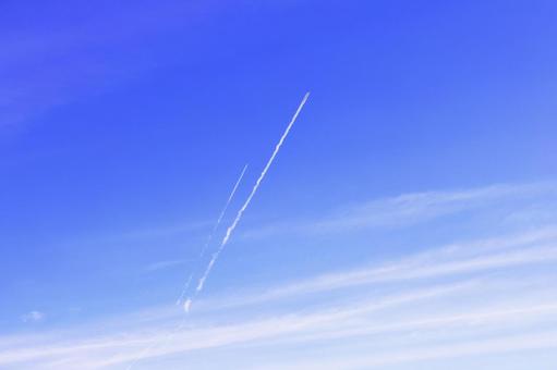 青空と飛行機雲 青空と飛行機雲の写真