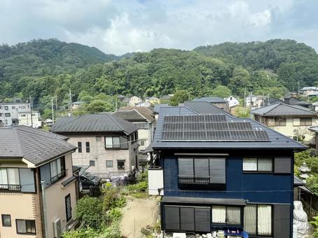 電車の窓から見た高尾山の麓の町並み 町並み,山裾,山並みの写真素材