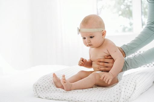 不安気な顔でお座りする赤ちゃん 不安気な顔でお座りする赤ちゃん 赤ちゃん,かわいい,お座りの写真素材