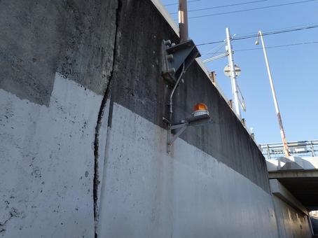 川に設置されている増水を知らせる回転灯 回転灯,黄色,増水の写真素材