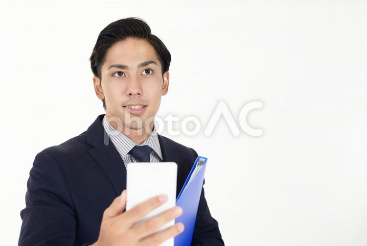 スマートフォンを持つ男性 スマホ,スマートフォン,ビジネスの写真素材