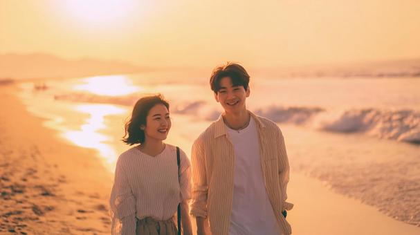 海辺の散歩を楽しむ二人 海辺の散歩を楽しむ二人の写真